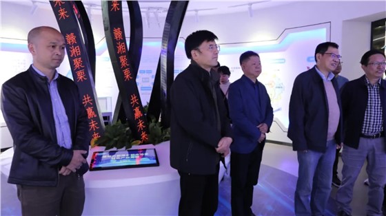 省發改委二級巡視員曾洪暉一行來上栗調研指導工作，并參觀由立標展覽布展的贛湘合作產業園展示館